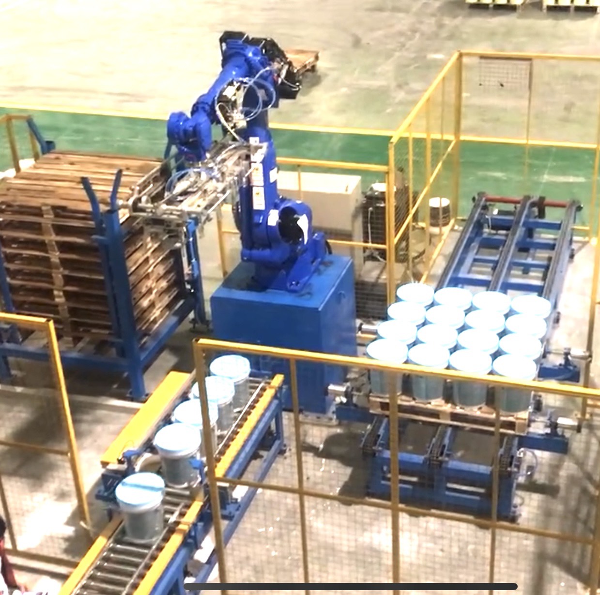 Lắp đặt Robot gắp xếp thùng sơn – Tập Đoàn Tân Á ĐạiThành